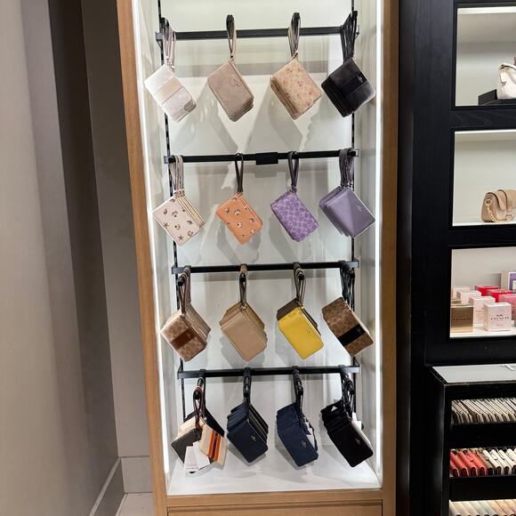 Last 2 ‼️Coach Corner Zip Wristlet With Shell Print CBP23 - Picture 6 of 6